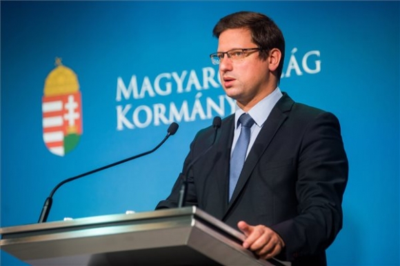 Gulyás Gergely, a Miniszterelnökséget vezető miniszter a Kormányinfó sajtótájékoztatón a Miniszterelnöki Kabinetiroda sajtótermében 2020. október 22-én (MTI/Balogh Zoltán)
