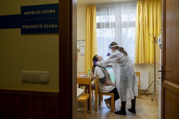 Koronavírus-teszthez vesz mintát a Debreceni Egyetem orvostanhallgatója a Felsőtárkányi Óvoda és Bölcsőde dolgozójától 2020. november 25-én. Folytatódik az egészségügyi, a szociális, a bölcsődei, az óvodai dolgozók és a pedagógusok gyorstesztelése, amelyben az orvosi, egészségügyi képzésben részt vevők is segítenek kéthetes, fizetett gyakorlat részeként. MTI/Komka Péter