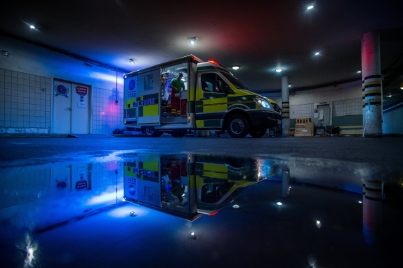 Örkényi Zsolt, az Inter-Európa Mentőszolgálat Kiemelten Közhasznú Nonprofit Kft. mobil intenzív mentőegységének mentőtechnikusa a vonuló kocsi felszerelését ellenőrzi az egység zuglói mentőállomásán, az Uzsoki Utcai Kórházban 2020. június 12-én.