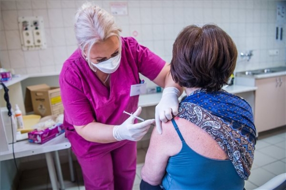 A Dél-pesti Centrumkórház egyik dolgozója megkapja a koronavírus elleni oltóanyagot 2020. december 27-én. Ezen a napon az Európai Unió (EU) tagállamaiban megkezdődött a lakosság koronavírus elleni összehangolt beoltása. Magyarországon elsőként az egészségügyi dolgozók kapják meg a Pfizer és a BioNTech által kifejlesztett vakcinát (MTI/Balogh Zoltán)