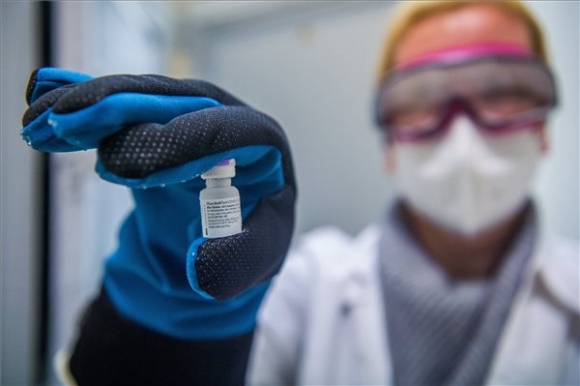 A Semmelweis Egyetem Egyetemi Gyógyszertárába érkezett Pfizer-BioNTech vakcinát mutatja egy orvos 2020. december 30-án (MTI/Balogh Zoltán)