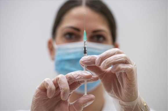 Klinikai szakápoló a Pfizer-BioNTech koronavírus elleni vakcinájával a balassagyarmati Kenessey Albert kórház oltópontján 2020. december 31-én ( MTI/Komka Péter)