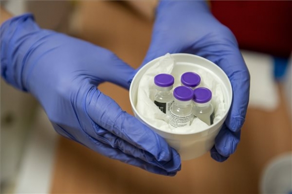 A Pfizer-BioNTech koronavírus elleni vakcinái a balassagyarmati Kenessey Albert kórház oltópontján 2020. december 31-én (MTI/Komka Péter)
