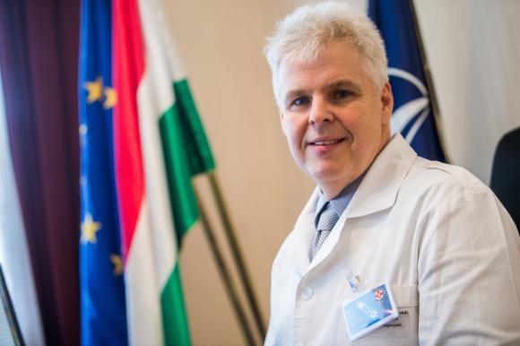 Wikonkál Norbert, a Magyar Honvédség Egészségügyi Központjának 5 évre kinevezett főigazgatója irodájában (Fotó: MTI/Balogh Zoltán)