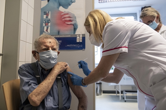 Várhegyi Anikó reumatológus és fizioterápiás főorvos egy idős férfit olt be a Pfizer-BioNTech vakcinájával a Magyar Honvédség Egészségügyi Központ székhelyén kialakított oltóponton 2021. február 5-én. MTI/Szigetváry Zsolt