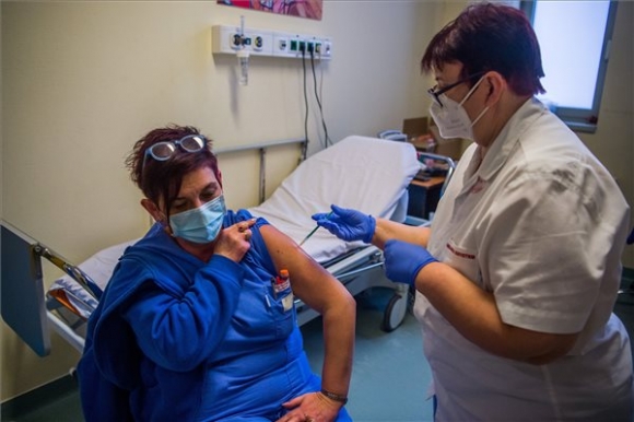 Megkapja egy egészségügyi dolgozó a Pfizer-BioNTech koronavírus elleni vakcinájából készített oltóanyagot Budapesten, a Semmelweis Egyetem Ortopédiai Klinikájának szakrendelőjében kialakított oltóponton 2020. február 8-án (MTI/Balogh Zoltán)