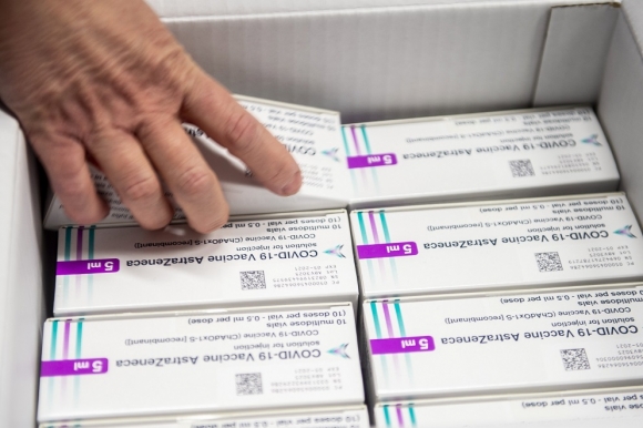 Az AstraZeneca brit-svéd gyógyszergyár és az Oxfordi Egyetem közös fejlesztésű, koronavírus elleni vakcináinak újabb szállítmánya a Bács-Kiskun Megyei Kormányhivatal Népegészségügyi Főosztályának épületében Kecskeméten 2021. február 15-én. MTI/Ujvári Sándor