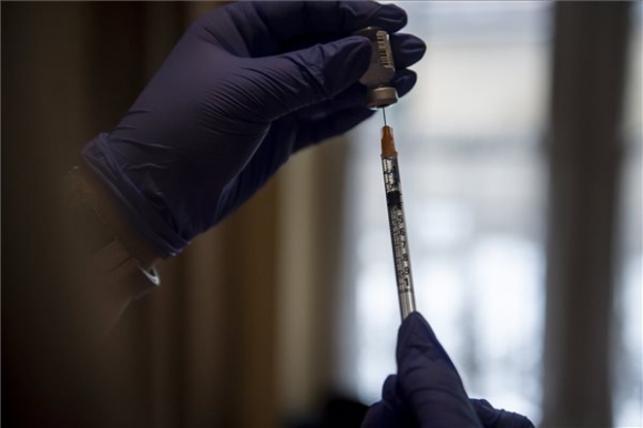 Előkészítik a Pfizer-BioNTech koronavírus elleni vakcináját a második adag oltásához a balassagyarmati Túrmezei Erzsébet Evangélikus Szeretetszolgálat otthonában 2021. február 20-án (MTI/Komka Péter)