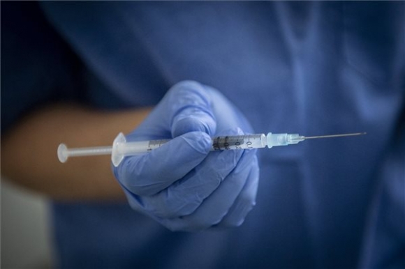 A Pfizer-BioNTech koronavírus elleni vakcinája az oltás napján a kecskeméti Bács-Kiskun Megyei Oktatókórházban 2021. február 26-án (MTI/Ujvári Sándor)