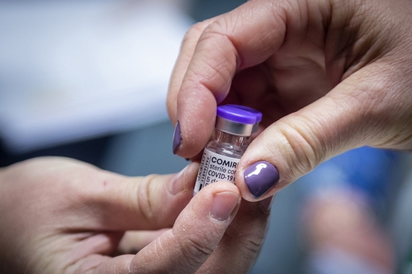 A Pfizer-BioNTech újonnan érkezett koronavírus elleni vakcinája a Bács-Kiskun Megyei Kormányhivatal Népegészségügyi Főosztályán 2021. március 3-án. MTI/Ujvári Sándor