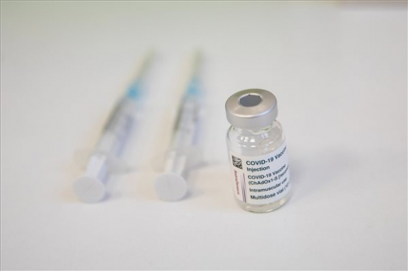 Az AstraZeneca svéd-brit gyógyszergyár koronavírus elleni vakcinája a pusztaföldvári háziorvosi rendelőben 2021. március 11-én (MTI/Rosta Tibor)