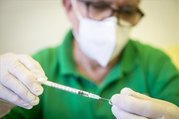 Borda Ferenc főorvos Szputnyik V koronavírus elleni vakcinát készül beadni egy paciensnek a Bács-Kiskun Megyei Oktatókórház oltópontján Kecskeméten 2021. március 27-én (MTI/Ujvári Sándor)
