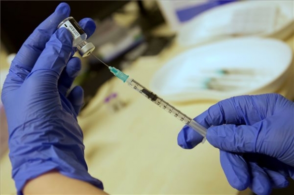 A Pfizer-BioNTech koronavírus elleni vakcinát készítik elő oltáshoz a Somogy Megyei Kaposi Mór Oktató Kórház oltópontján 2021. március 28-án (MTI/Varga György)
