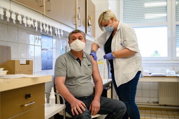 Egy pedagógus megkapja a Pfizer-BioNTech koronavírus elleni vakcinájának első adagját a Fejér Megyei Szent György Egyetemi Oktató Kórházban Székesfehérváron 2021. április 2-án (MTI/Vasvári Tamás)