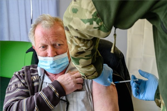 Egy férfi megkapja a Moderna koronavírus elleni vakcina első adagját a Magyar Honvédség oltóbuszában a Komárom-Esztergom megyei Kecskéden 2021. április 6-án (MTI/Vasvári Tamás)