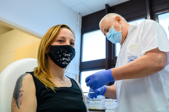 Bujdosó László osztályvezető-főorvos beolt egy nőt az orosz Szputnyik V koronavírus elleni vakcina első adagjával a veszprémi Csolnoky Ferenc Kórházban 2021. április 12-én. MTI/Vasvári Tamás