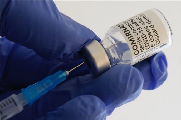 A Pfizer-BioNTech koronavírus elleni Comirnaty-vakcinát készítik elő oltáshoz a Somogy Megyei Kaposi Mór Oktató Kórházban 2021. április 19-én (MTI/Varga György)