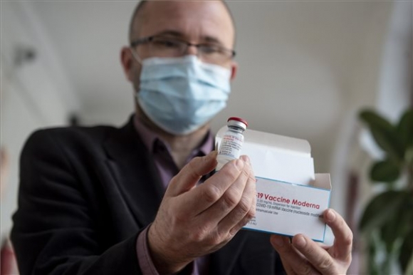 Pozsgai Szabolcs Heves megyei tisztifőorvos az újonnan érkezett Moderna koronavírus elleni vakcinák egyikét mutatja Egerben, a Heves Megyei Kormányhivatalban 2021. április 21-én (MTI/Komka Péter)