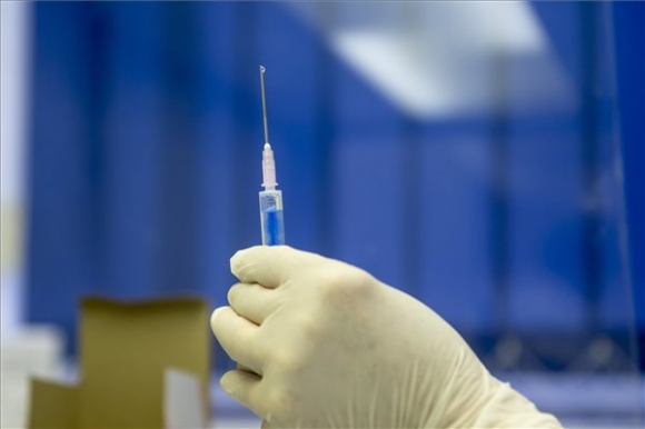 Előkészítik oltáshoz az orosz Szputnyik V koronavírus elleni vakcina második adagját az egri Markhot Ferenc Kórházban 2021. április 25-én (MTI/Komka Péter)