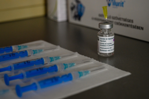 Oltáshoz előkészített AstraZeneca koronavírus elleni vakcina (Fotó: MTI/Vasvári Tamás)