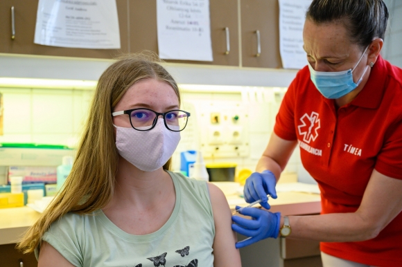 Egy fiatal megkapja a német-amerikai fejlesztésű Pfizer-BioNTech koronavírus elleni oltóanyag, a Comirnaty-vakcina első adagját a Fejér Megyei Szent György Egyetemi Oktató Kórházban Székesfehérváron 2021. május 14-én. Országszerte 101 kórházi oltóponton oltják azokat a 16-18 éveseket, akik már regisztráltak és időpontot is foglaltak. MTI/Vasvári Tamás