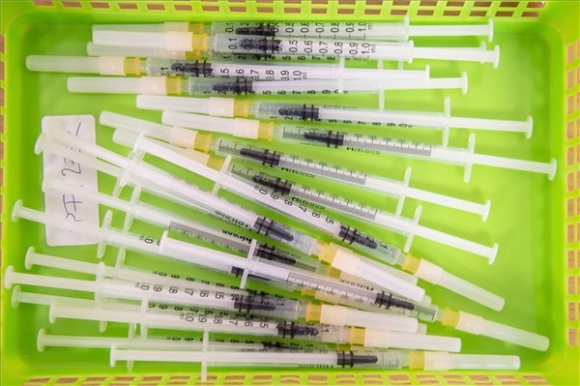 A német-amerikai fejlesztésű Pfizer-BioNTech koronavírus elleni oltóanyag, a Comirnaty-vakcina első adagjával töltött fecskendők a gyöngyösi Bugát Pál Kórház oltópontján 2021. május 18-án (MTI/Komka Péter)