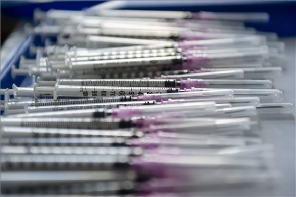 A koronavírus elleni oltáshoz használt fecskendők a hatvani Albert Schweitzer Kórház-Rendelőintézet oltópontján 2021. május 28-án (MTI/Komka Péter)
