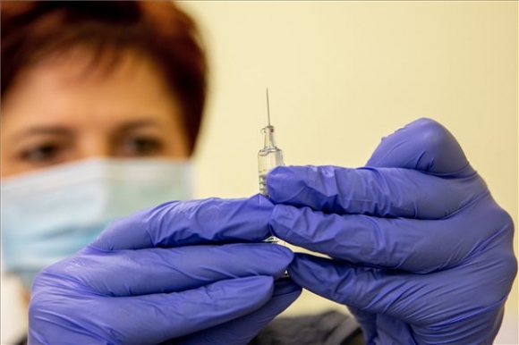 Földi Anikó főnővér oltáshoz készíti elő a kínai Sinopharm koronavírus elleni vakcinát a békéscsabai Réthy Pál kórházban 2021. július 22-én ( MTI/Rosta Tibor)