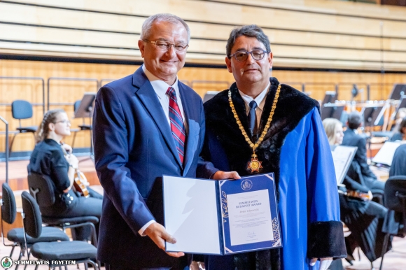 Gloviczki Péter 2021. szeptember 1-jén, a MÜPA-ban tartott tanévnyitó ünnepségen vette át a Semmelweis Budapest Awardot Merkely Béla rektortól