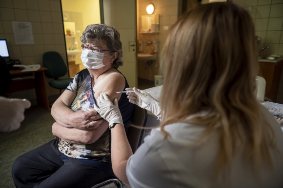 Beoltanak egy nőt a német-amerikai fejlesztésű Pfizer-BioNTech koronavírus elleni oltóanyag, a Comirnaty-vakcina harmadik, emlékeztető adagjával az egri Markhot Ferenc Kórház oltópontján 2021. szeptember 14-én. MTI/Komka Péter