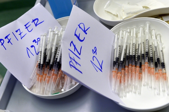 Pfizer-vakcinák a Szent Margit Kórház tornatermében berendezett oltóponton. Az oltási akcióhéten regisztráció és előzetes időpontfoglalás nélkül várják az oltakozni szándékozókat naponta 7 és 19 óra között az ország 101 kórházában és szakrendelőkben is.  MTI/Kovács Attila