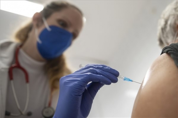 Egy nő megkapja a Moderna amerikai biotechnológiai cég koronavírus elleni vakcinájának harmadik, emlékeztető adagját a hatvani Albert Schweitzer Kórház oltópontján 2021. november 27-én (MTI/Komka Péter)