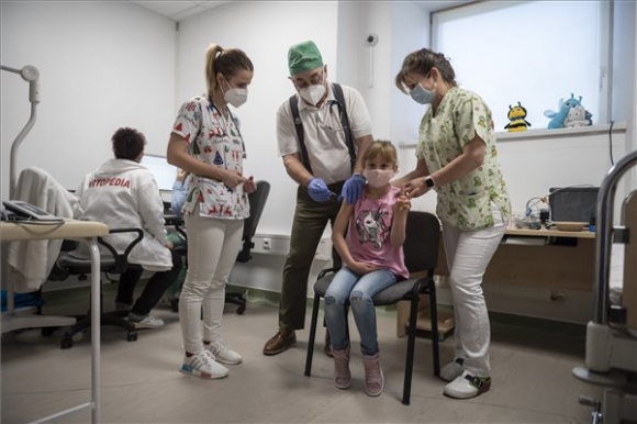 Egy kislány megkapja a német-amerikai fejlesztésű Pfizer-BioNTech koronavírus elleni oltóanyag, a Comirnaty gyerekek oltására alkalmas vakcináját a salgótarjáni Szent Lázár Megyei Kórházban 2021. december 15-én. Ezen a napon országosan megkezdődött az 5-11 év közötti gyermekek immunizálása, az érintett korosztályból első körben 69 ezren kaphatják meg a vakcinát (MTI/Komka Péter)