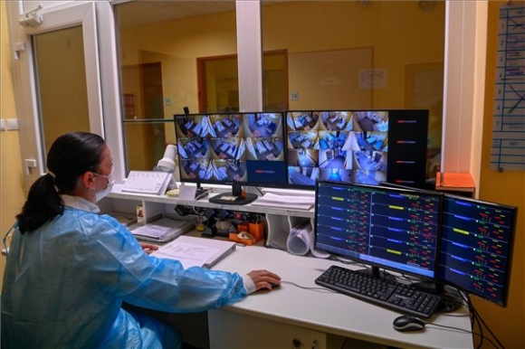 A betegmonitorokat figyeli egy dolgozó a Debreceni Egyetem Klinikai Központ Kenézy Gyula Campus Infektológiai Klinikáján 2022. március 24-én. Ezen a napon átadták az épületben működő járványügyi koordinációs központot (MTI/Czeglédi Zsolt)