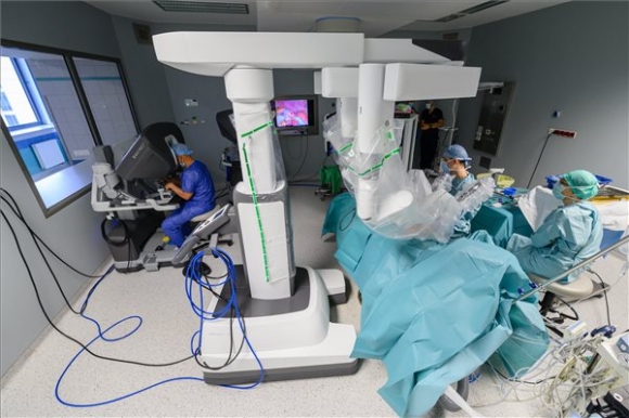 Műtétet végeznek a DaVinci Xi nevet viselő sebészeti robottal a Pécsi Tudományegyetem Janus Pannonius Klinikai Tömbjében 2022. november 15-én. A helyreállítási és ellenállóképességi program (RRF) 3,8 milliárd forintos keretének részeként beszerzett első vidéki robotsebészeti eszközt 2022. szeptember 28-án adták át, amellyel nőgyógyászati, sebészeti, urológiai, fül-orr-gégészeti és fej-nyaksebészeti, valamint szívsebészeti beavatkozásokat fognak végezni (MTI/Vasvári Tamás)