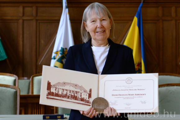Dame Frances Mary Ashcroft a Debrecen Díj a Molekuláris Orvostudományért kitüntetést március 28-án, kedden vette át, ezt követően tudományos eredményeiről tartott előadást. (Fotó: unideb.hu)