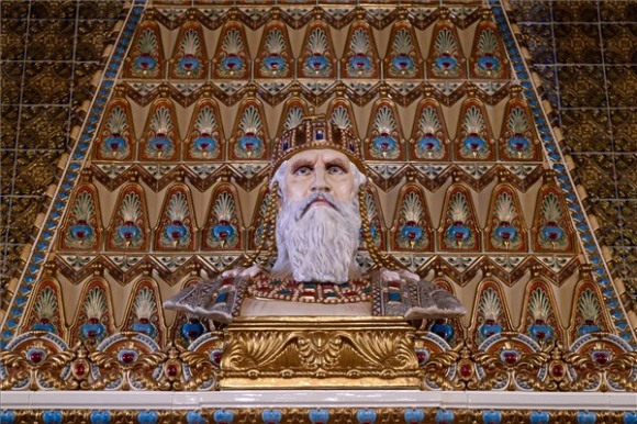 Szent István porcelánból készült mellszobra a Szent István-teremben az államalapítás ünnepén a Budavári Palotában 2023. augusztus 20-án (MTI/Vasvári Tamás)