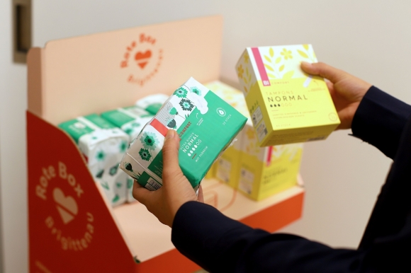 A Rote Box polcairól ingyen juthatnak menstruációs termékekhez a rászoruló bécsi lányok és nők © PID / Martin Votava