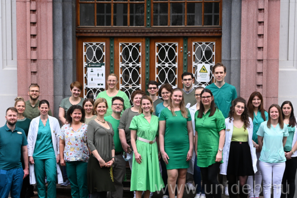 Hétfőn a szemklinika munkatársai zöld színű ruhában fogadták a betegeket (Fotó: unideb.hu)