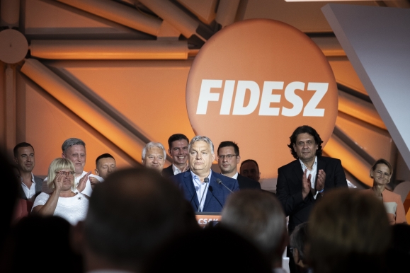 A Miniszterelnöki Sajtóiroda által közreadott képen Orbán Viktor miniszterelnök, a Fidesz elnöke (k) beszédet mond a Fidesz-KDNP európai parlamenti és önkormányzati választási eredményváró rendezvényén a Bálna Honvédelmi Központban 2024. június 10-én. (Fotó: MTI/Miniszterelnöki Sajtóiroda/Benko Vivien Cher)