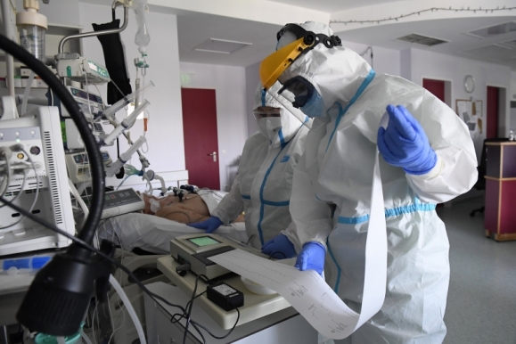 Ápolók dolgoznak egy koronavírussal fertőzött beteg mellett az intenzív osztályon 2020. április 24-én. (Fotó: archív, MTI/Kovács Tamás)
