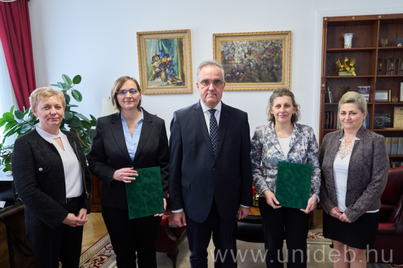 A kinevezéseket Szabó Zoltán, a Klinikai Központ elnöke adta át, az ünnepségen részt vett Seres Judit, a Kenézy Gyula Campus, valamint Halászné Szilágyi Gyöngyi, a Gróf Tisza István Campus ápolási és szakdolgozói igazgatóhelyettese is. (Fotó: unideb.hu)