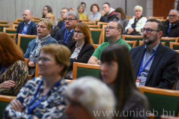 A Kölcsey Központban rendezett kétnapos szakmai fórumon mintegy kétszáz hematológus, reumatológus, klinikai immunológus, belgyógyász és családorvos vesz részt (Fotó: unideb.hu)