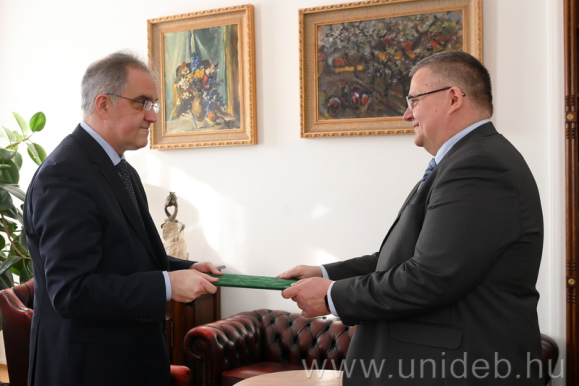 Felföldi Tamás aki szakmai koordinátori megbízólevelét Szabó Zoltán professzortól, a Klinikai Központ elnökétől ünnepélyes keretek között vette át hétfőn, az Elnöki Hivatalban (Fotó: unideb.hu)
