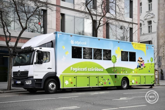 A Nemzetközi Gyermekmentő Szolgálat legújabb gyermekfogászati mobil szűrőbusza Budapesten az átadás napján, 2025. március 10-én (Fotó: MTI/Bodnár Boglárka)