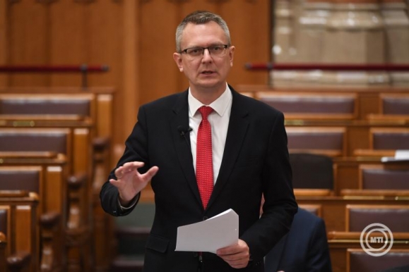 Rétvári Bence, a Belügyminisztérium parlamenti államtitkára napirend előtti felszólalásra reagál az Országgyűlés plenáris ülésén 2025. május 5-én. (Fotó: MTI/Kovács Attila)
