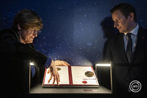 Karikó Katalin elhelyezi a Nobel-díját a múzeum Varázshatalom című kiállításán a megnyitó előtt, mellette Zsigmond Gábor, az MNM főigazgatója 2025. május 5-én. (Fotó: MTI/Purger Tamás)