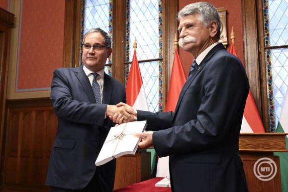 Nagy Márton nemzetgazdasági miniszter (b) átadja a kormány 2026. évi költségvetési törvényjavaslatát Kövér Lászlónak, az Országgyűlés elnökének (j) az Országház Gobelin termében 2025. május 6-án. (Fotó: MTI/Lakatos Péter)