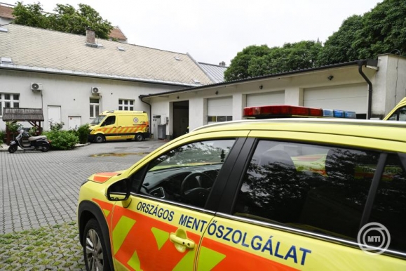 A kispesti mentőállomás, a sajtótájékoztató helyszíne (Fotó: MTI/Koszticsák Szilárd)