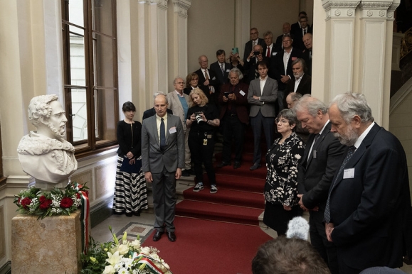 Főhajtás az Akadémia alapítójának mellszobra előtt (Balról jobbra, a szoborral szemben: Erdei Anna, az MTA főtitkárhelyettese, Freund Tamás, az MTA elnöke és Kollár László, az MTA főtitkára) Fotó: mta.hu / Szigeti Tamás